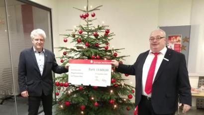 Bild: Sparkasse/exb
Bürgermeister Robert Lindner (links) nimmt den symbolischen Spendenscheck von Ulrich Höcker (rechts) entgegen.