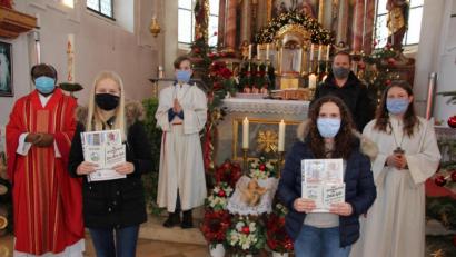 Bild: kro
Lena-Marie Zant und Linda Kolb (vorne von links) wurden aus der Schar der Griesbacher Ministranten verabschiedet. Mit dabei waren (hinten von links) Pfarrer Dr. Charles Ifemeje, Niklas Schön, Pfarrgemeinderatssprecher Stefan Wurm und Carla Schmid.