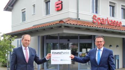 Bild: stg
"FinanzPunkt" nennt sich das Kooperationsmodell zwischen Raiffeisenbank Oberpfalz NordWest und der Sparkasse Oberpfalz Nord, das die Vorstände Hans-Jörg Schön (l.) und Joachim Geyer am Standort Immenreuth vorstellen