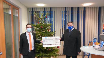 Bild: fvo
Raiffeisen - Geschäftsstellenleiter Michael Haubner (links) übergibt den symbolischen Scheck in Höhe von 8.800 Euro an Vereinsgemeinschaftsvorsitzenden Bürgermeister Josef Beimler