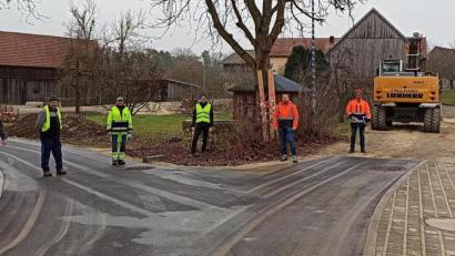 Bild: gru
Zur Abnahme des Bauabschnittes in Sinnleithen versammelt (von links): Thomas Köstler (Amt für Ländliche Entwicklung), Hans Krauß (Wasserwart), Christoph Nowak (Polier Firma Englhard), Bürgermeister Hans-Jürgen Strehl, Matthias Kolb (Tiefbauamtsleiter Landratsamt Amberg-Sulzbach), Georg Rumpler (Ingenieurbüro RCH Amberg) und Hubert Englhard (Geschäftsführer Firma Englhard).