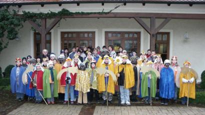 Archivbild: ü
Bilder bzw. Szenen wie in den zurückliegenden Jahren wird es diesmal nicht geben. Das 2007 entstandene Foto zeigt die Ministrantenschar, verkleidet als Sternsinger, mit dem inzwischen verstorbenen Pfarrer Konrad Beierl.
