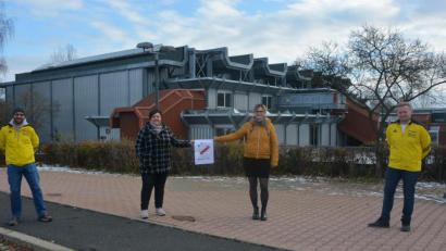 Bild: jr
Den Organisatoren des SV Steinmühle blieb keine andere Wahl, als den für das kommende Wochenende geplanten Neujahrscup in der Mitterteicher Mehrzweckhalle abzusagen. Markus Thoma, Gabi Hecht, Christine Stadlbauer und Andreas Reichl (von links) hoffen nun auf eine Fortsetzung der Reihe Anfang 2022.