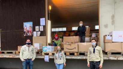 Bild: Antonia Kurz
Die Weidner Pfadfinder (von links) Jakob Weiß, Antonia Kurz und Wolfgang Raithel übergeben die Kleiderspenden an die Helfer von "Sea Eye".