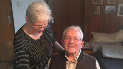 Bild: ihl
Luise und Alois Seegerer sind seit 53 Jahren verheiratet. Luise Seegerer hat ihrem Mann schon immer den Rücken frei gehalten und kümmert sich seit seiner Erkrankung rührend um ihren Alois.