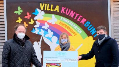 Bild: mab
Kindergartenleiterin Sabine Nickert (Mitte) und Bürgermeister Peter Neumeier (rechts) hatten allen Grund zur weihnachtlichen Freude: Der Geschäftsführer der Privatmolkerei Bechtel, René Guhl (links), hatte ein nicht alltägliches Geschenk für den Kindergarten mitgebracht.