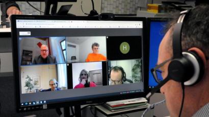 Bild: Stephan Huber
Das Interview mit Landrat Richard Reisinger zum Jahresende sowie das Gespräch mit einigen seiner Mitarbeiter führte die AZ heuer per Videokonferenz. Der Bildschirm zeigt von links oben Reisinger und AZ-Redakteurin Heike Unger (das H steht für Landkreis-Pressesprecherin Christine Hollederer); unten von links: Dr. Roland Brey, Leiter des Gesundheitsamts, Martina Beierl von der Pressestelle des Landkreises und AZ-Redakteur Markus Müller (auch vor dem Bildschirm).