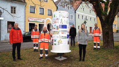 Bild: njn
Eine Weihnachtstasse mit den vielen Bildern dreht sich am Unteren Markt. Auf dem Bild (von links) Bürgermeister Johannes Reger mit der Organisatorin des Weihnachtsweges, Carolin Böckl, sowie den Bauhofmitarbeitern (von links) Matthias Arndt, Werner Bregler, technischen Angestellten Markus Meyer und Josef Liedl.