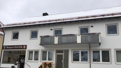Bild: gri
Hier, beim Metzger Wagner in Wutschdorf, soll die neue Post-Filiale eingerichtet werden. Und zwar im Metzgerladen links im Bild.