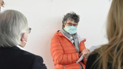 Bild: Petra Hartl
Mit Maske und Abstand im Einsatz: Reporterin Heike Unger bei einem Außentermin. Hier ging es um die Einrichtung des Impfzentrums in Sulzbach-Rosenberg.