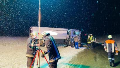 Bild: Feuerwehr Weigendorf
Schneefall und nicht angepasste Geschwindigkeit sorgten am Montagabend für eine Reihe von Unfällen in Amberg und im Landkreis Amberg-Sulzbach. Zwischen Sunzendorf und Högen kam ein Tanklastwagen von der Straße ab.
