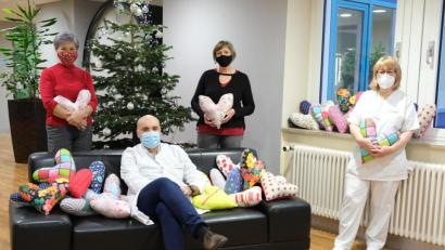 Bild: Klinikum/Uschold/exb
Freuen sich über die vielen Herzkissen (von links): Marlene Groitl, Vorsitzende des Kneippvereins Fensterbach, Chefarzt Thomas Papathemelis, Anita Schwaiger vom Kneippverein und Brustschwester Manuela Ehebauer.