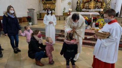Bild: le
Am Fest der Heiligen Familie segnete Pfarrer Max Früchtl die Kinder in der Kirche.