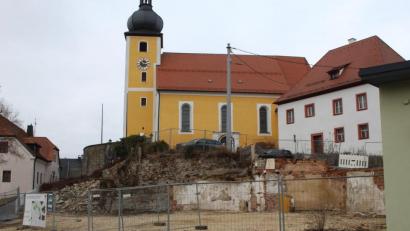Bild: soj
Die Baustelle mitten im Herzen von Ebnath soll im nächsten Jahr der Vergangenheit angehören. Bürgermeister Wolfgang Söllner und der Gemeinderat haben die Renovierungsmaßnahmen vergeben. Baubeginn ist im Frühjahr 2021.