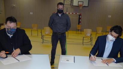 Bild: Houschka
Unterschrift in der Turnhalle: Bürgermeister Christian Ziegler (links) und Amplus-Vorstand Martin Naber (rechts) setzten ihre Namen auf einen Kooperationsvertrag zum Breitbandausbau in Freihöls. Zwischen beiden Eduard Maier von der Breitbandberatung Bayern.