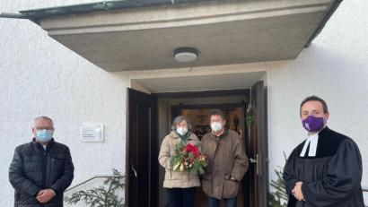 Bild: wku
Dieser Dank kommt von Herzen. Kirchenvorsteher Manfred Hellbach (links) und Pfarrer Stefan Fischer (rechts) ehrten das Mesner-Ehepaar Evelin und Ulrich Gerlach für 30 Jahre treuen ehrenamtlichen Dienst.