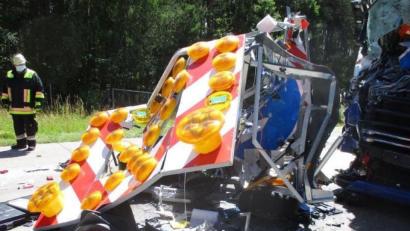 Bild: Autobahnmeisterei Lauterhofen/Schwandorf
Man muss schon genau hinschauen, um zu erkennen, was diese Trümmer einmal waren: Ein Lkw hat hier auf der Autobahn ungebremst einen Warnanhänger gerammt, der auf Mäharbeiten hinweisen sollte.