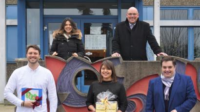 Bild: fppp
Abschied und Neubeginn als Innenstadtkoordinator: Im Bild vorne von links Dominik Hartmann, Theresa Grüner und Sebastian Macht sowie hinten von links Stefanie Fürst und Oberbürgermeister Oliver Weigel.
