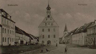 Repro: Kultur- und Militärmuseum Grafenwöhr/exb
Ländliche Ruhe statt emsigen Betriebs strahlt der Marktplatz in Grafenwöhr auf dieser alten Postkarte aus.