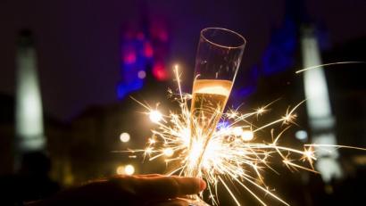 Bild: Jean-Christophe Bott/dpa
Mit einem Glas Champagner und einer Wunderkerze: So feiern heuer sicher einige Silvester.