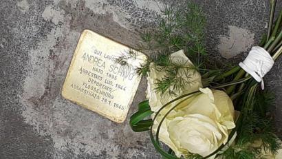 Bild: Franco Scrigno/exb
Diese Messingplatte ist der Stolperstein, der Andrea Schivo gewidmet ist. Er befindet sich vor dem Mailänder Gefängnis San Vittore. Es ist weltweit der einzige Stolperstein vor einer Haftanstalt, in der Opfer der Verfolgung in den 1940er Jahren festgehalten wurden.