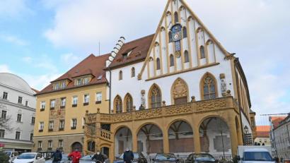Bild: Thomas Graml, Stadt Amberg/exb 
Die E-Flotte im städtischen Fuhrpark. Vorgestellt von Oberbürgermeister Michael Cerny (Vierter von links) vor dem Amberger Rathaus.