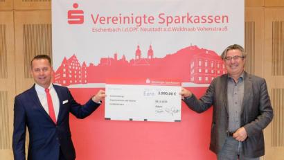 Bild: dob
Sparkassenvorstand Gerhard Hösl (links) übergibt an den Eslarner Bürgermeister Reiner Gäbl den Spendenscheck in Höhe von 3990 Euro.