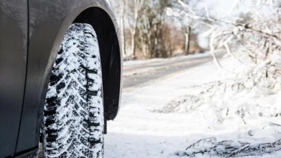 Symbolbild: Benjamin Nolte
Sie wollten in die Berge und mit ihrem Auto im Schnee driften - doch die Fahrt von zwei Männern hat mit einer Anzeige wegen des Verstoßes gegen die Corona-Vorschriften geendet.