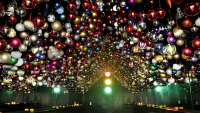 Bild: Petra Hartl
Jetzt hängen sie wieder, die rund 1500 Christbaumkugeln in der Asphaltkapelle Etsdorf. Und zwar bis Lichtmess.