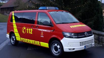 Bild: twg
Der neue Mannschaftswagen der Feuerwehr Lochau steht neben dem Christbaum in der Ortsmitte.