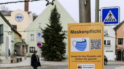 Bild: Hösamer
Die Maskenpflicht gilt teils auch im öffentlichen Raum, wie in der Schwandorfer Kernstadt. Verstöße können mit Bußgeld geahndet werden.