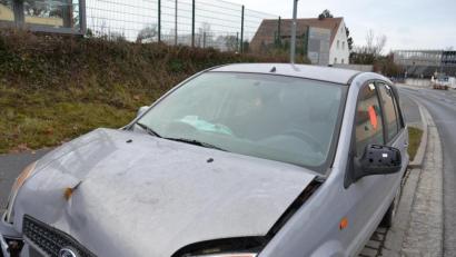 Bild: tk
Seit 2. November steht dieser Ford eines 85-Jährigen an der Regensburger Straße. Da sich der Mann nicht um sein Auto kümmern kann, wird es laut Polizeiangaben demnächst abgeschleppt.