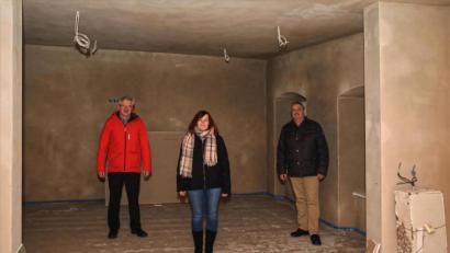 Bild: JOCHEN NEUMANN 
ERBENDORF
(von links) Bürgermeister Johannes Reger mit Bauleiterin Sabrina Peraus und Bauamtsleiter Dieter Döppl im fertiggestellten Untergeschoss. .