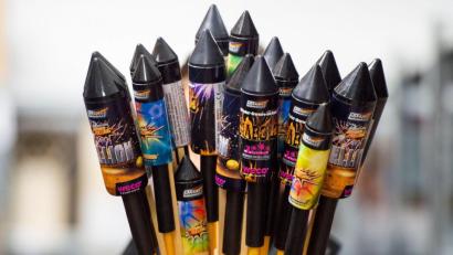 Bild: Christophe Gateau/dpa
Feuerwerkskörper sind zu sehen.