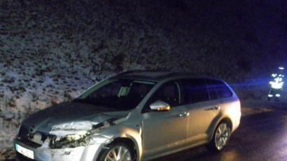 Bild: dob
Dieser Skoda blieb an der Mittelleitplanke hängen und wurde von der Polizei unverzüglich auf den Standstreifen manövriert, um weiteren Schaden abzuwenden. Die Fahrbahnen waren zu diesem Zeitpunkt spiegelglatt.