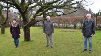 Bild: Martin Ernstberger/exb
Walter Siller (Mitte) feierte an Heiligabend seinen 80. Geburtstag. Dazu gratulierten der Vorsitzende der Stadtkapelle Mitterteich, Oliver Lipfert, und dessen Stellvertreterin Tanja Ernstberger.