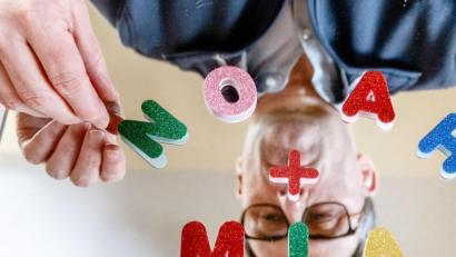 Bild: Markus Scholz/dpa
Der Ahrensburger Vornamen-Experte Knud Bielefeld legt mit Buchstaben die nach seinen Erhebungen beliebtesten Vornamen des Jahres 2020 auf einen Spiegel.