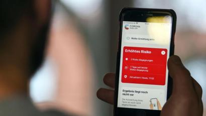 Bild: Kira Hofmann/dpa
Auf einem Handy zeigt die „Corona Warn-App“ ein erhöhtes Risiko an, welches darauf hinweist Kontakt mit einer infizierten Person gehabt zu haben.