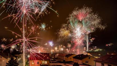 Bild: Michael Schade
Während es in Bach auch in den vergangenen Jahren ruhig war, erhellten in der Stadt Windischeschenbach unzählige Feuerwerkskörper den Himmel. Dies wird heuer nicht so sein.