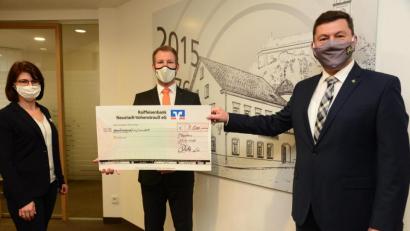 Bild: bey
Filialleiter Matthias Plödt (Mitte) übergibt symbolisch die Rekordspendensumme von 9500 Euro für 23 Vereine und Institutionen in der Großgemeinde Pleystein und Georgenberg an Bürgermeister Rainer Rewitzer (rechts). Zum ersten Mal mit dabei die neue stellvertretende Filialleiterin Gabi Lindner (links).