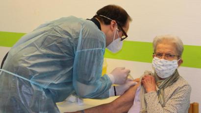 Bild: Manuel Lischka
Die 82-jährige Sieglinde Schmal aus Nabburg war eine der ersten, die sich im Impfzentrum gegen das Virus spritzen ließ. Begleitet wurde sie von ihrer Tochter, die für diesen wichtigen Moment aus Mühldorf am Inn anreiste.