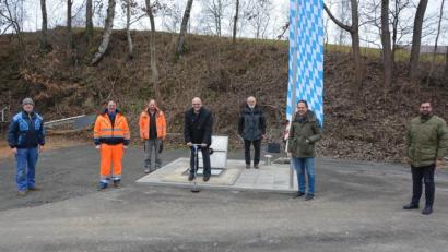 Bild: jr
Kurz vor Weihnachten wurden zwei neue Wasserverbindungsleitungen am Pumpwerk in Maiersreuth offiziell in Betrieb genommen. Im Bild (von links) Reinhold Bauer, Konrad Hart, Polier Thomas Zölch (Firma Bäuml), Bürgermeister Klaus Meyer mit einem „goldenen“ Schieberschlüssel, Josef Schieber und Manuel Zwick (beide Ingenieurbüro Zwick) und Bauunternehmer Stefan Bäuml.