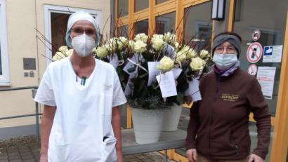 Bild: Angela Skupin-Siegert
Die Gärtnerei Schröpf aus Tirschenreuth beschenkt Mitarbeiter und Mitarbeiterinnen im Klinikum Tirschenreuth.