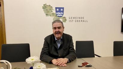 Bild: Eichl
Karl Völkl musste von heute auf morgen Bürgermeister spielen. Der 56-Jährige kann in Kürze einen Spagat beenden zwischen einem fordernden Ehrenamt und einem nicht minder anstrengenden Hauptberuf.