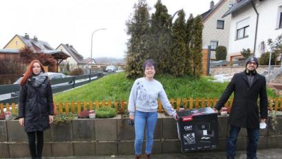 Bild: soj
Christine Becher (Mitte). bekam den Hauptpreis vom Ebnather Gewerbeverein. Marco Kellner und Elisa Fuchs gratulierten. .