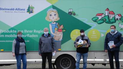 Bild: cvl
Seit knapp zweieinhalb Jahren gibt es mittlerweile den mobilen Dorfladen. Von links: Verkäuferin Gisela Gmeiner, Vorsitzender der Steinwald-Allianz Johannes Reger, Fahrer Karl-Heinz Meier sowie Geschäftsführer Martin Schmid.