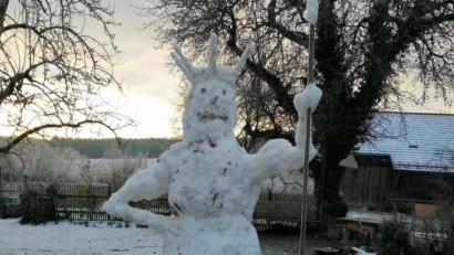 Bild: Kölbl
Ein ganz besonderer Schneemann wohnt seit einigen Tagen im Garten der Familie Kölbl in Lohe bei Mendorferbuch.