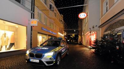Bild: Stephan Huber
Die Amberger Polizei ist auch und gerade an Silvester in der City unterwegs, genauso natürlich in den äußeren Stadtbereichen und im Landkreis, wo Streifenwagen patrouillieren - hier in der Georgenstraße ganz einsam ohne jeden Passanten, die nach 21 Uhr alle brav zu Hause bleiben.