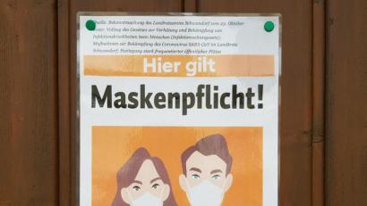 Symbolbild: mp
Ein Schild an einem Garagentor im Landkreis weist auf die geltende Maskenpflicht hin.