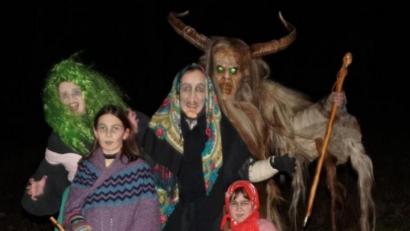 Archivbild: wel
Hexen und Perchten tanzten vor einem Jahr am Fuße des Galgenbergs um das Feuer.